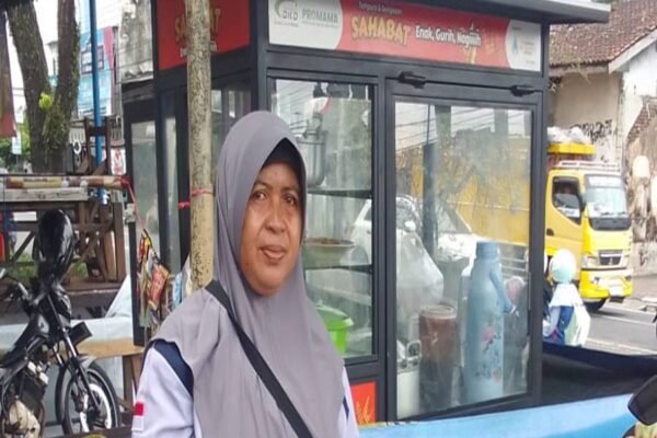 Melalui PROMAMA, LAZ DKD Magelang Salurkan Bantuan Gerobak untuk Pelaku UMKM, Ibu Sutarti Berharap Usaha Sempol dan Makanan Lainnya Makin Berkembang