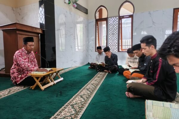 Halaqoh Quran santri pesantren Tahta Royatil Quran